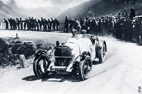 Sådan ser en klassisk vinder ud - Rudolf Caracciola, der på trods af det italiensk klingende efternavn var tysker, og hans Mercedes-Benz SSK på vej mod sejren i det svejtsiske Klausen Rennen i 1930.